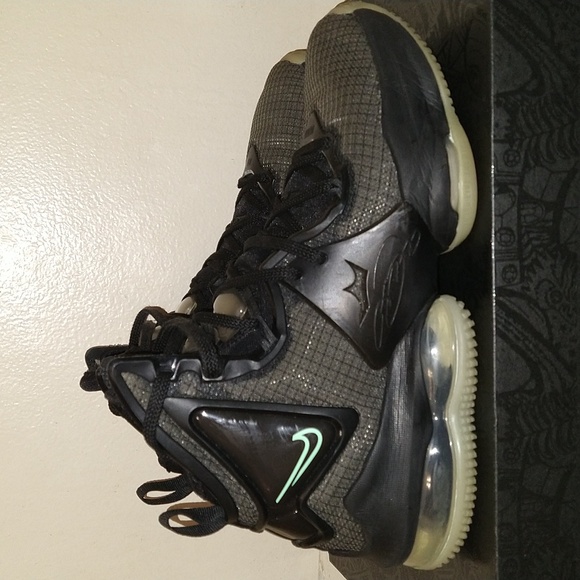 LeBron XIX Black Anthracite Sneakers (GS) 2021 - Picture 4 of 8
